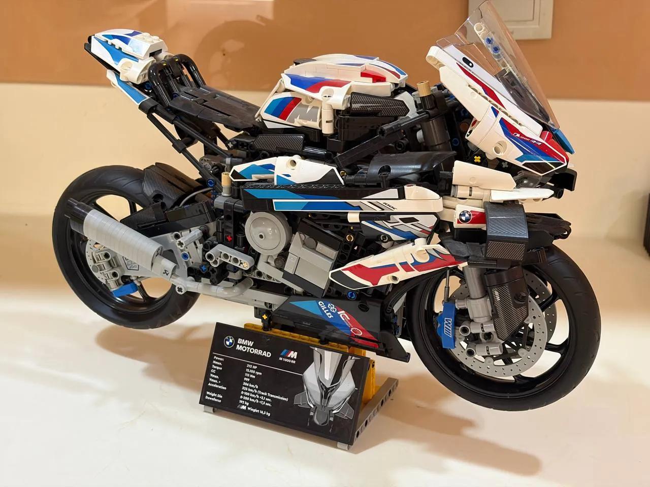 Lego Technic BMW M 1000 RR и книга