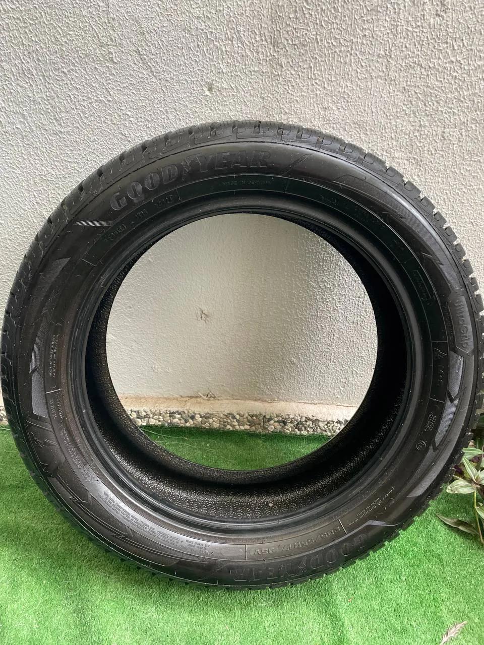 Зимняя резина Goodyear 205/55 R17, комплект