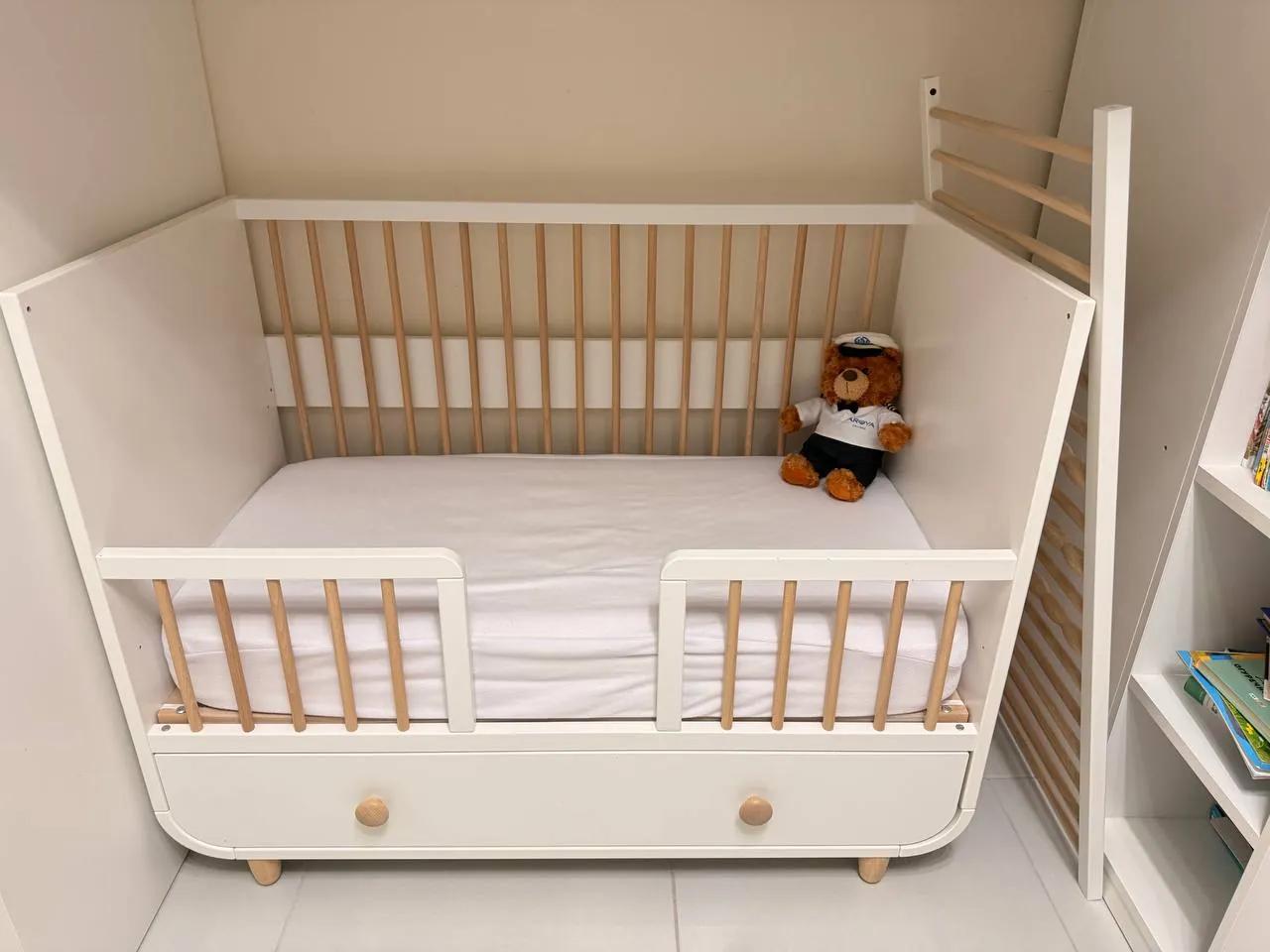 Детская кроватка IKEA с двумя бортиками и матрасом