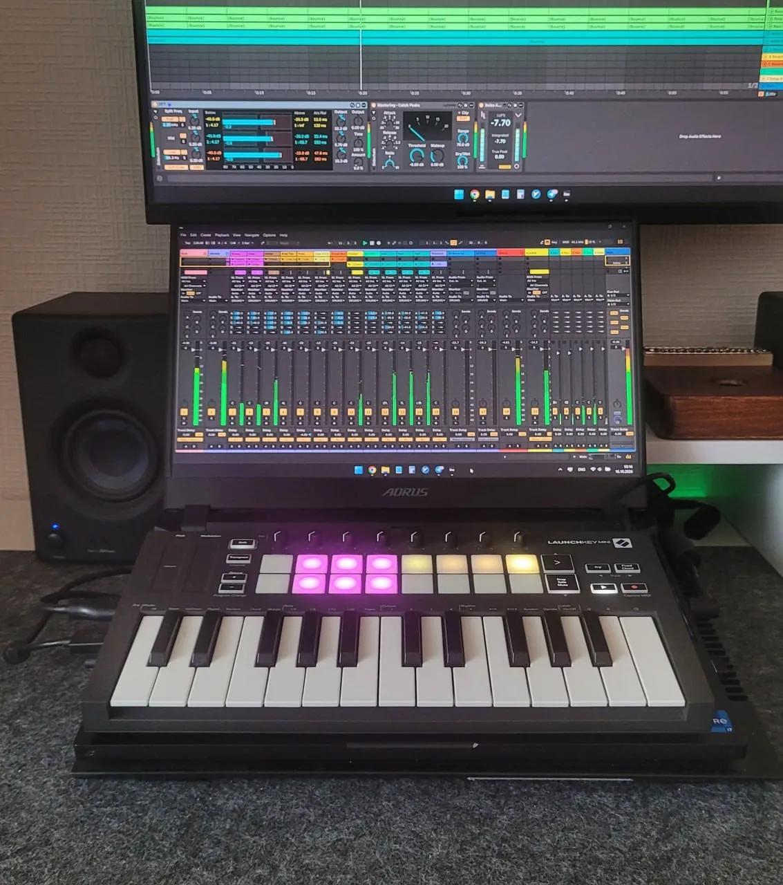 MIDI-контроллер Novation Launchkey Mini
