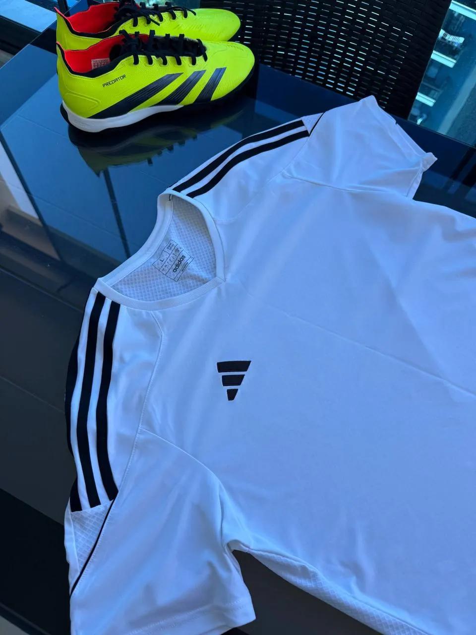 Футбольный комплект Adidas: бутсы, футболка, шорты