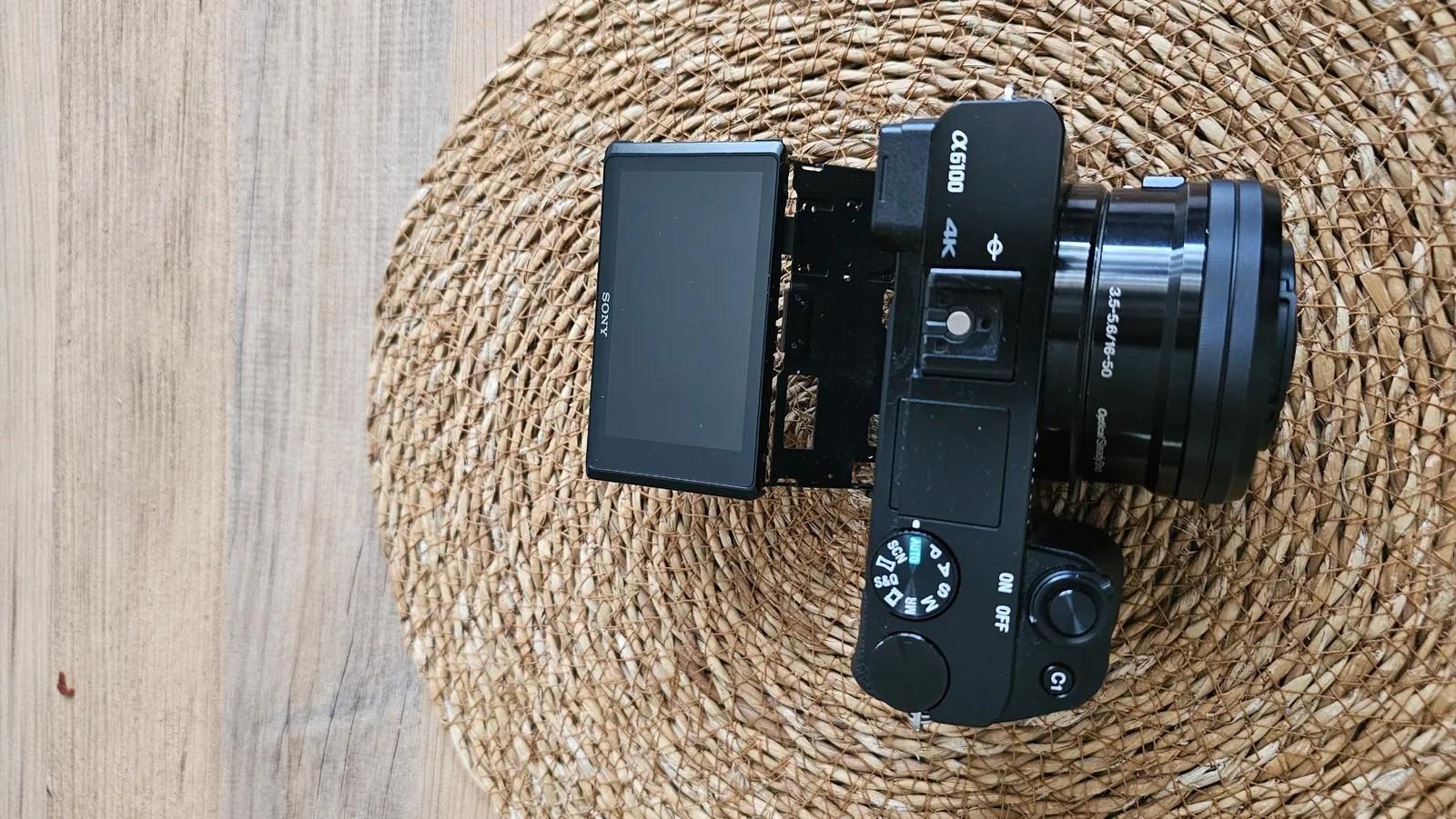 Беззеркальная камера Sony A6100 с объективом 16-50mm