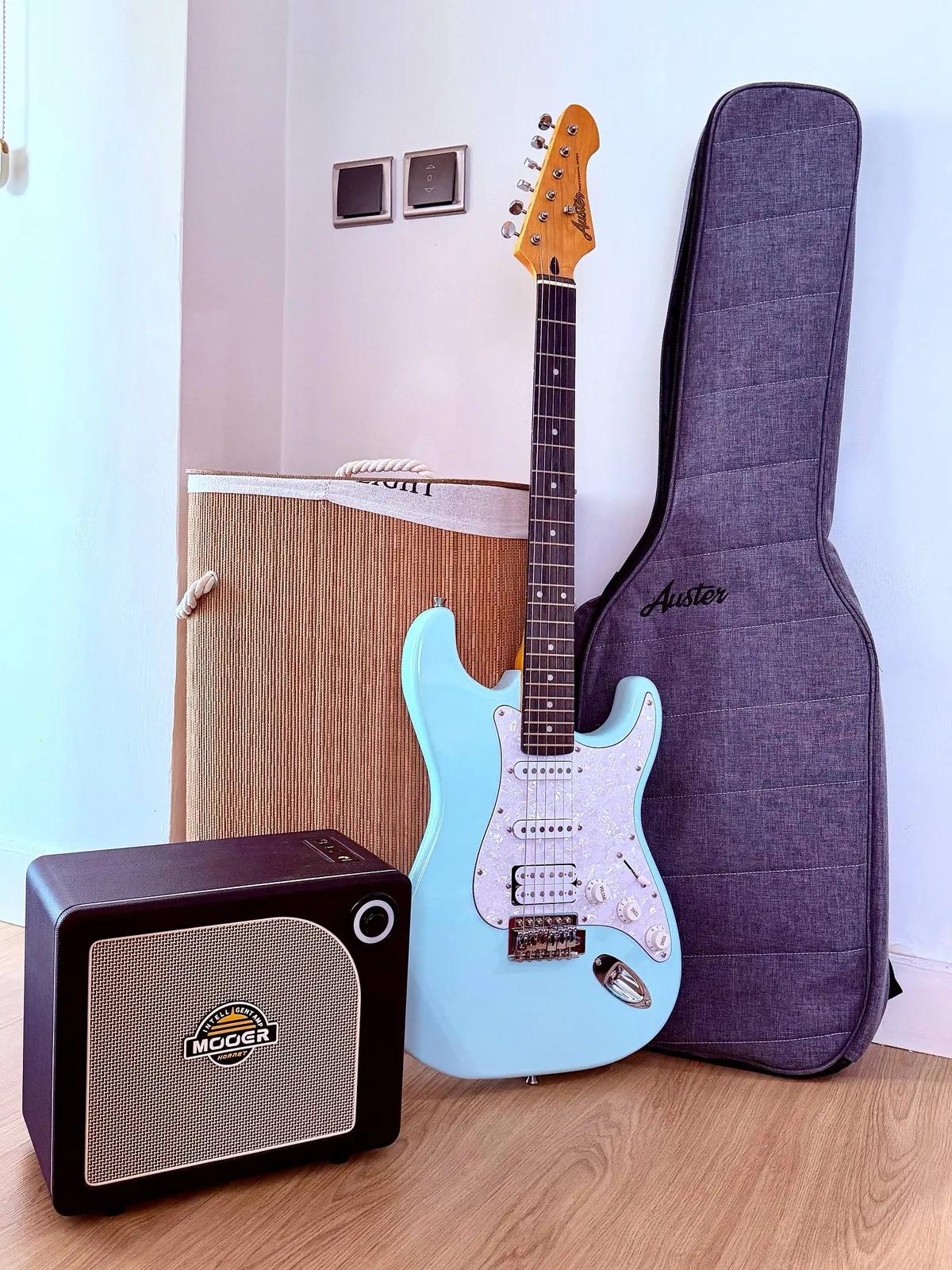 Электрогитара Auster Stratocaster с комбоусилителем Mooer