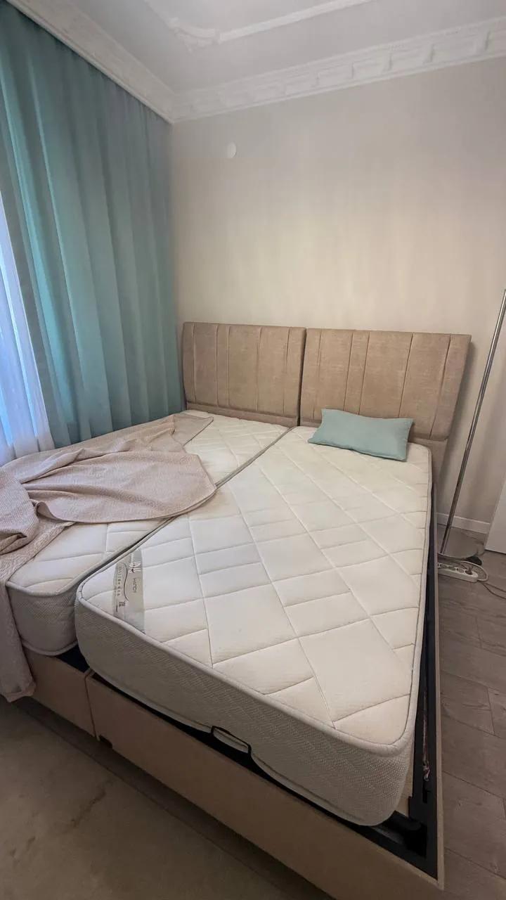 Кровать с подъёмным механизмом и матрасом