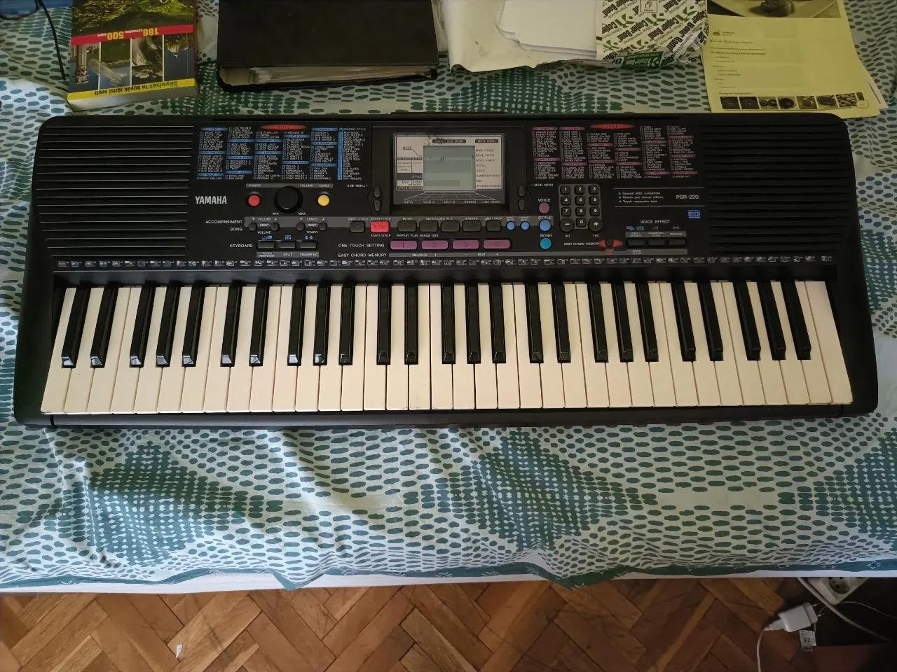 Синтезатор Yamaha PSR-220 с чехлом
