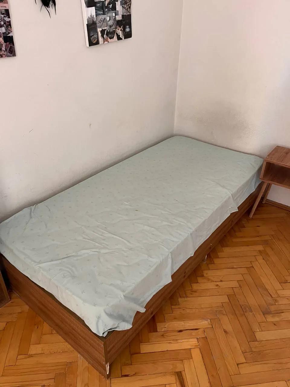 Односпальная кровать с матрасом и полками в Мальтепе