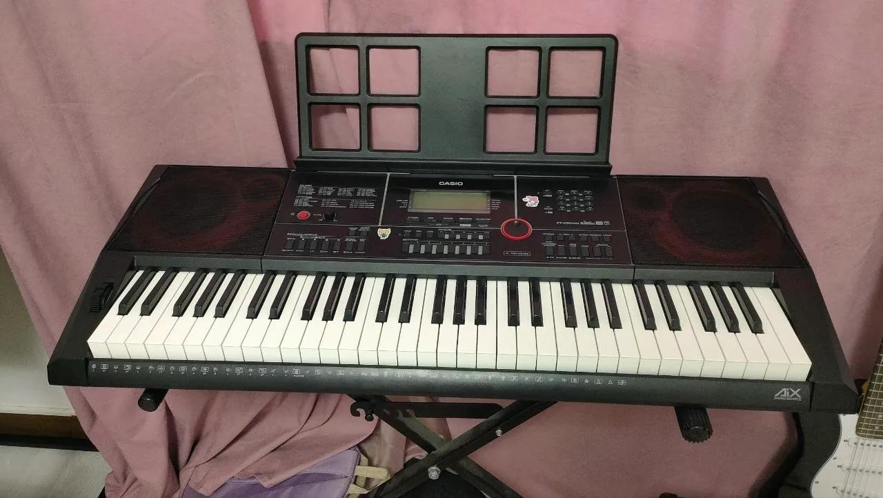 Синтезатор Casio с подставкой, использовался полтора года