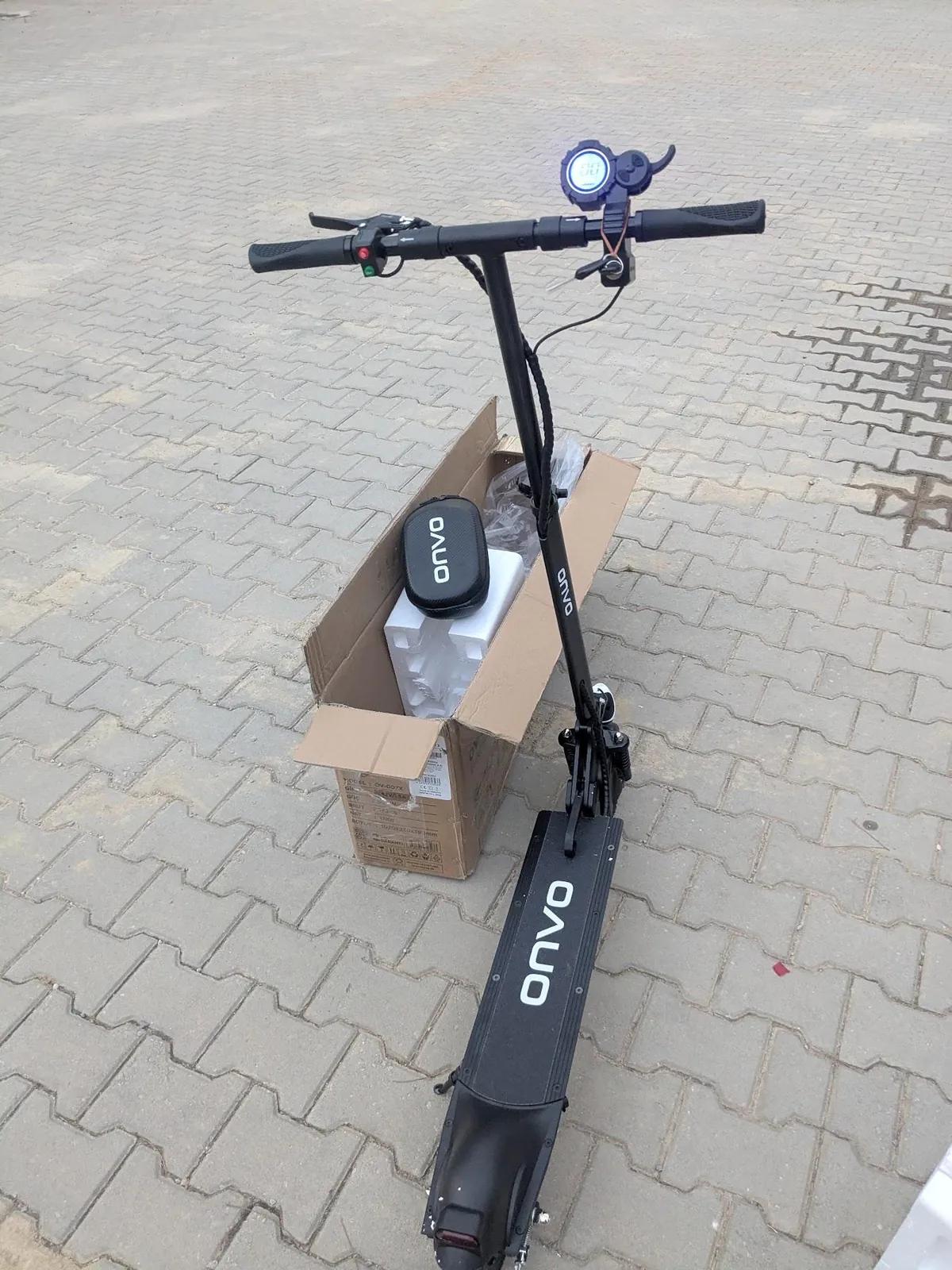 Новый электросамокат Onvo 007X с шлемом