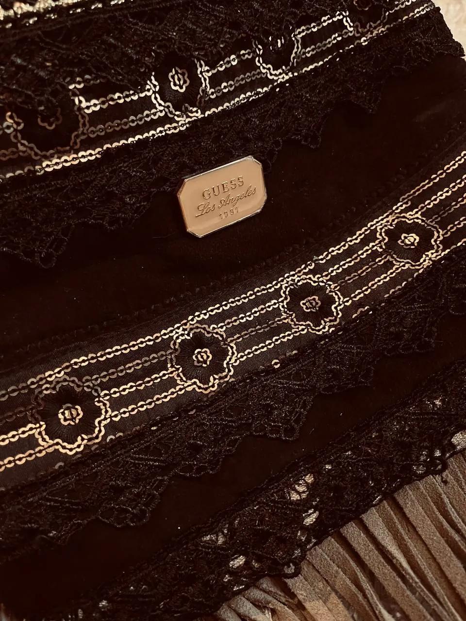 Сумка ручной работы в стиле Guess