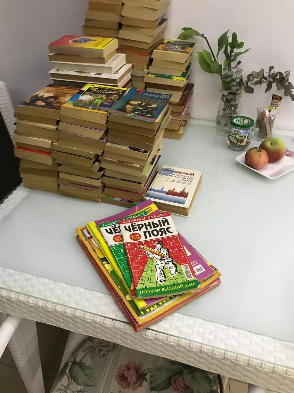 Книги нескольких жанров, район Хурма