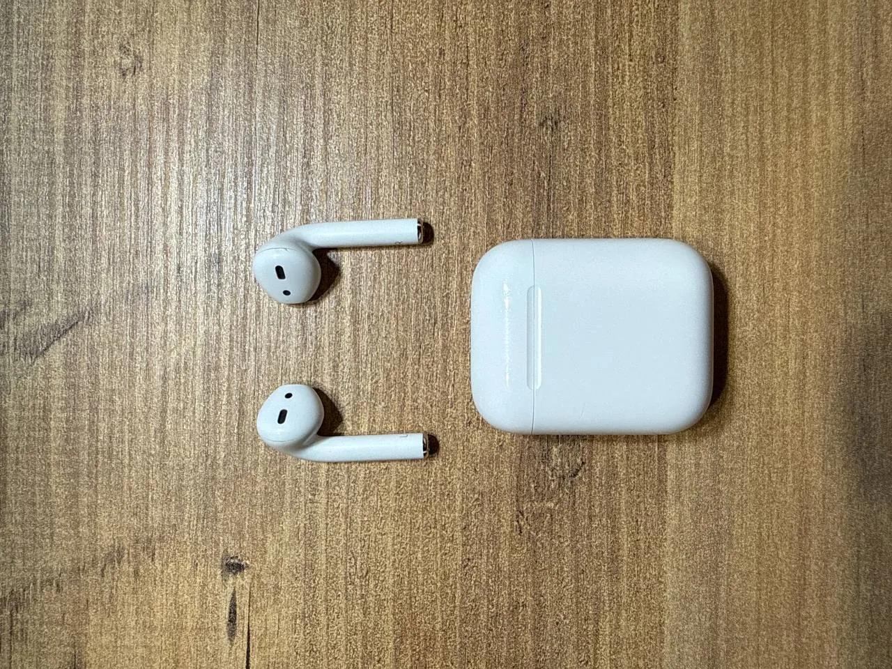 Оригинальные AirPods 1 поколения с чехлом