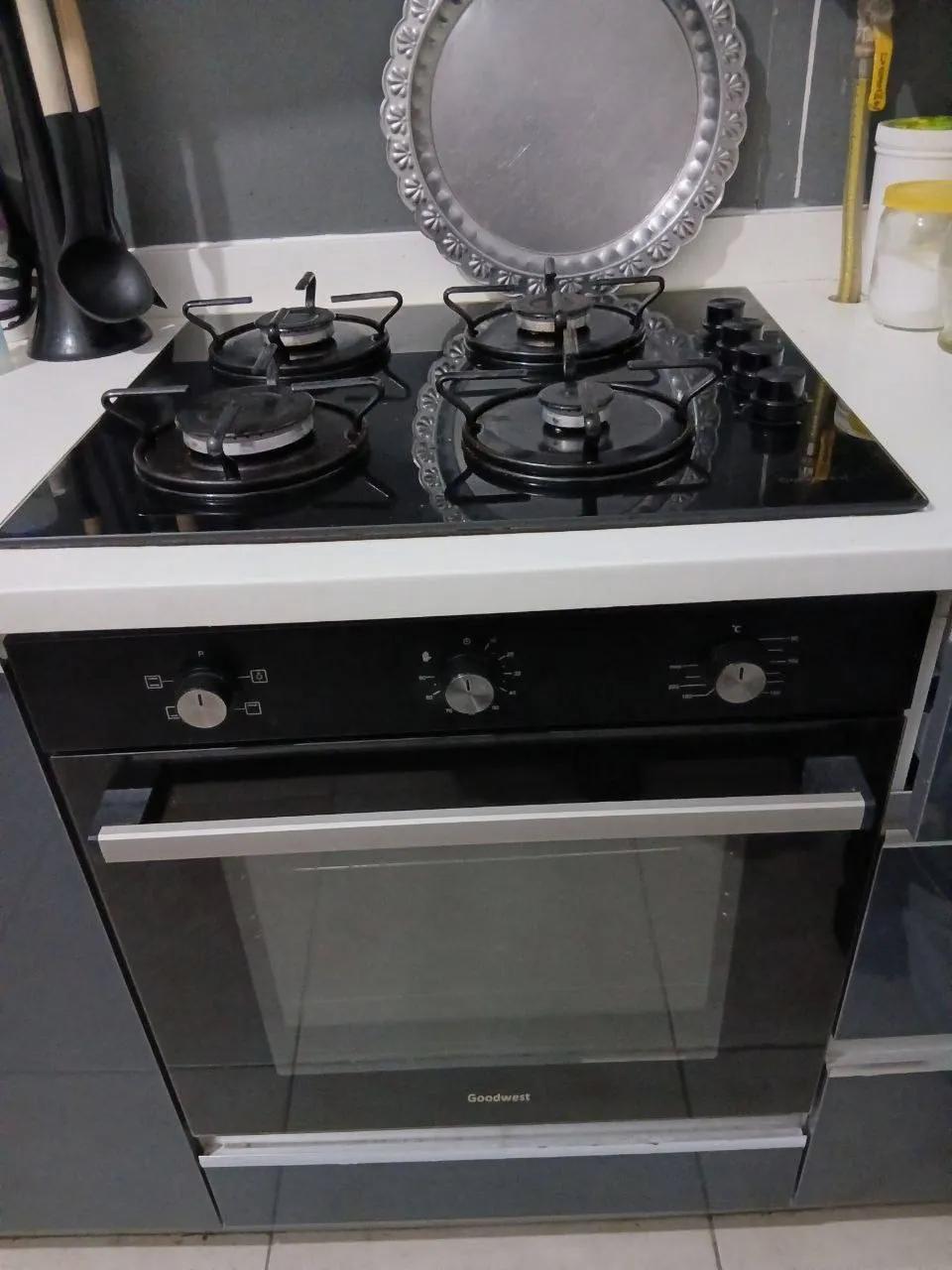 Газовая плита с духовкой и вытяжкой