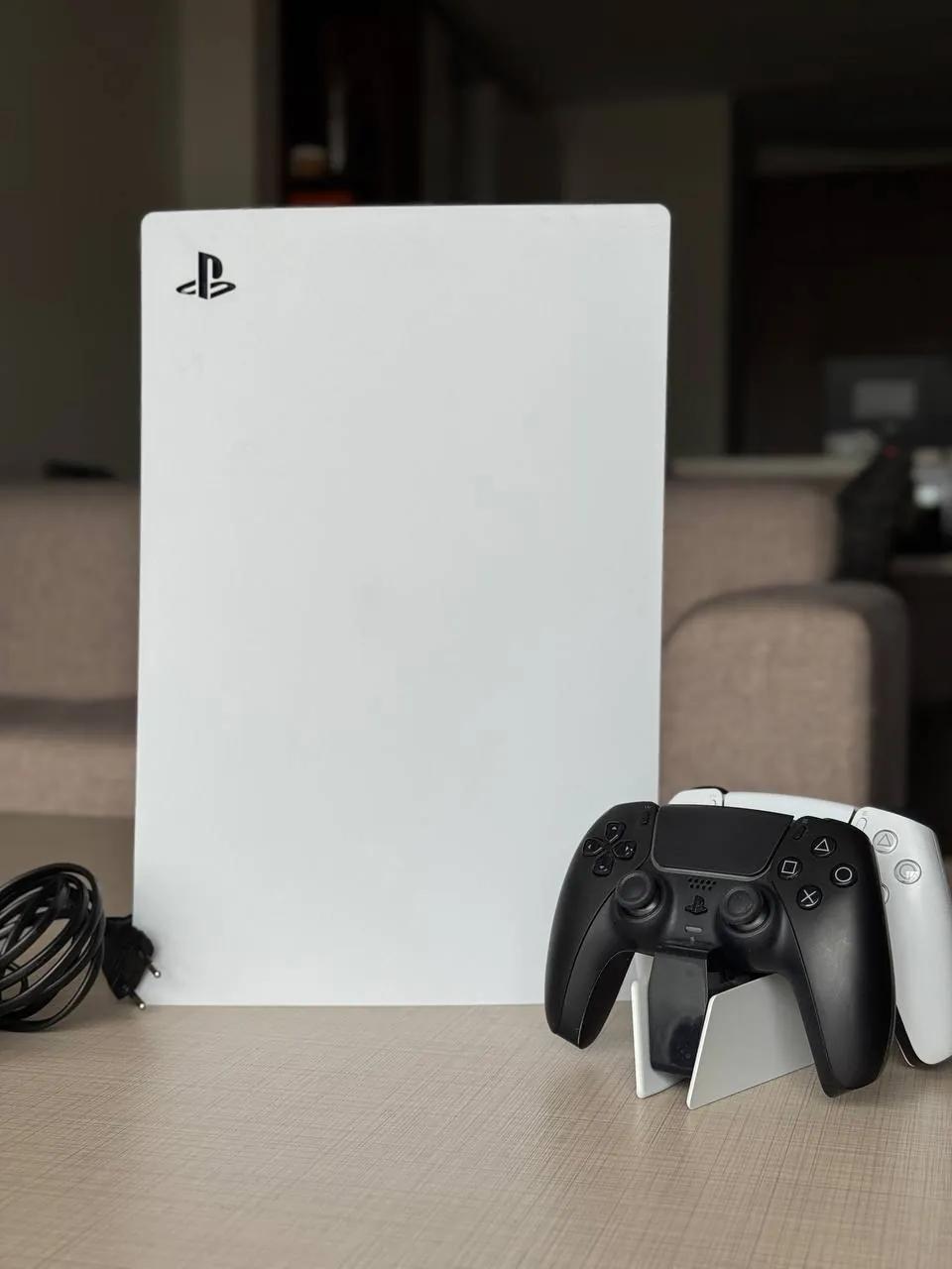 PlayStation 5 Launch Edition с дисководом и геймпадами