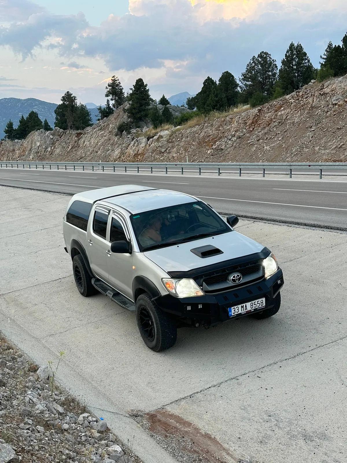 Toyota Hilux 2010 года в хорошем состоянии