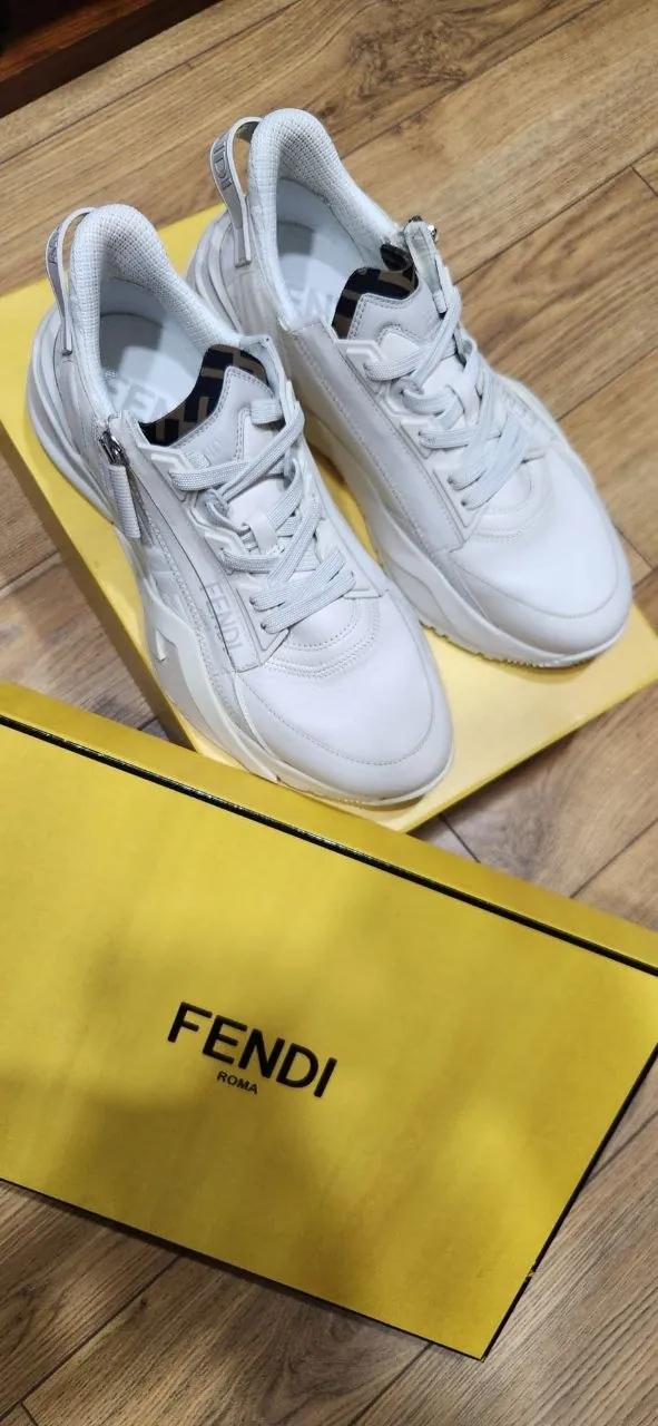 Кожаные кроссовки Fendi Flow бежевого цвета