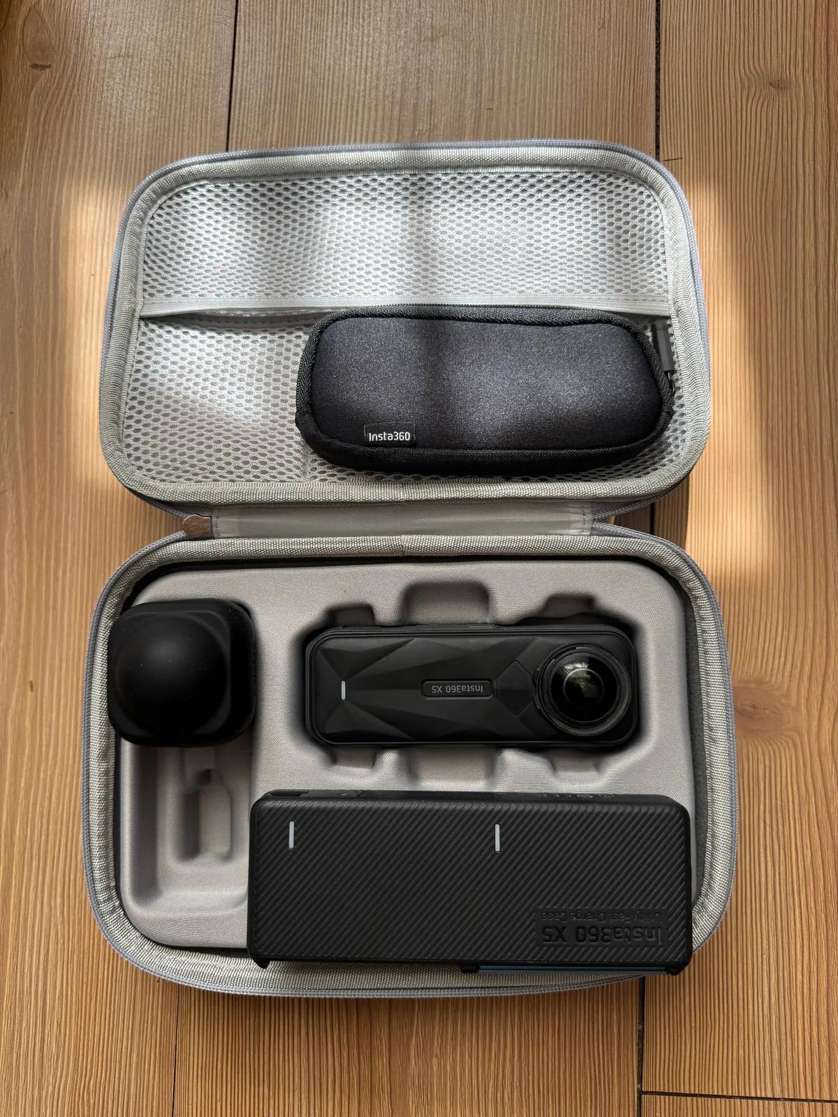 Экшн-камера Insta360 X5 с аксессуарами
