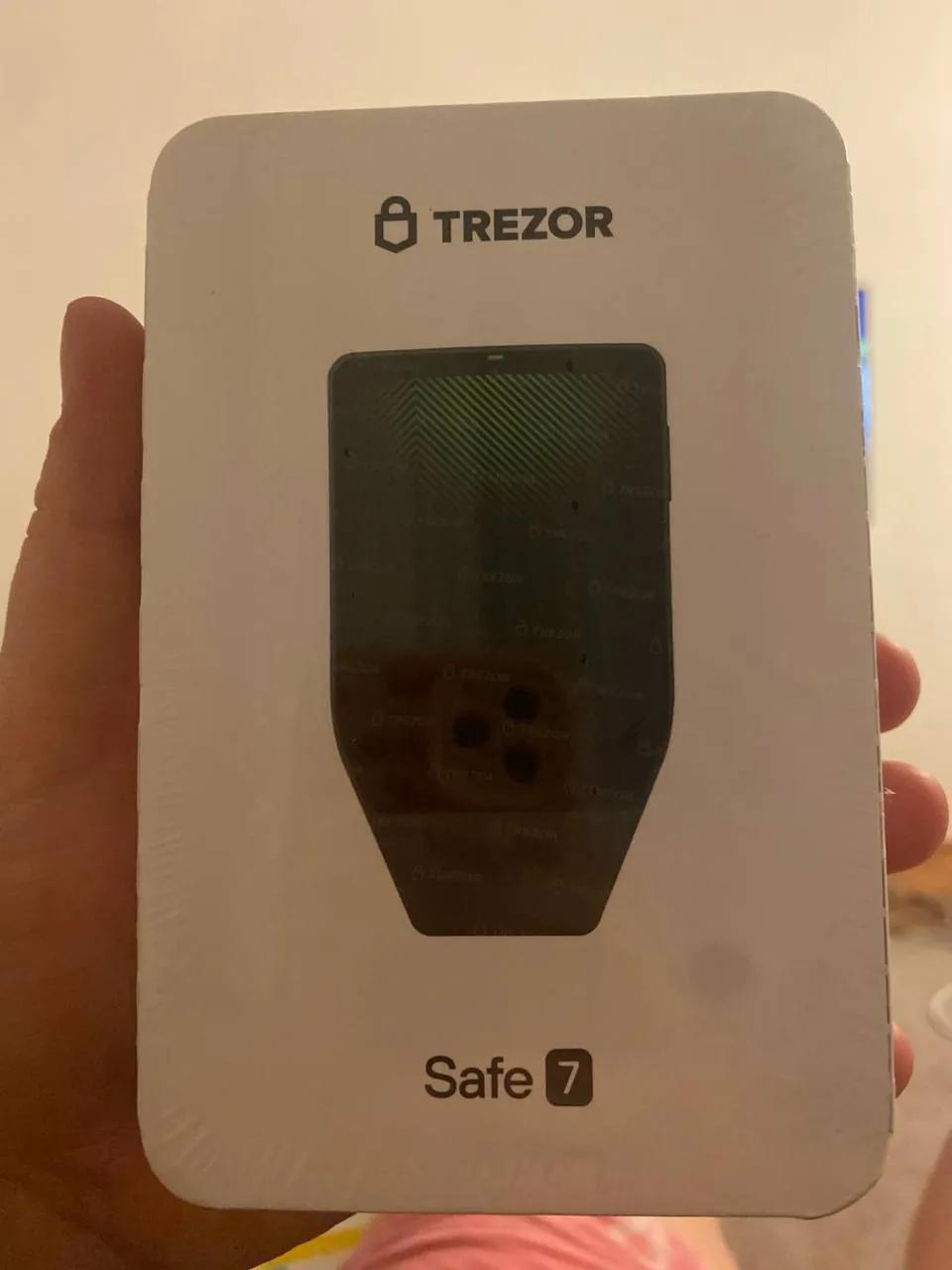 Аппаратный криптокошелёк Trezor Safe 7