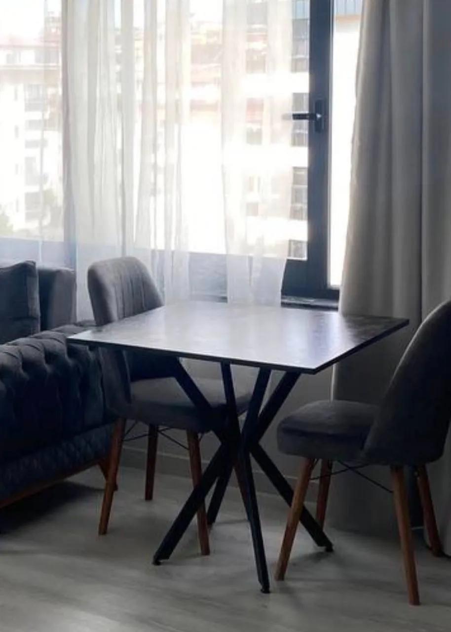 Стол 1×1 метр в районе Оба