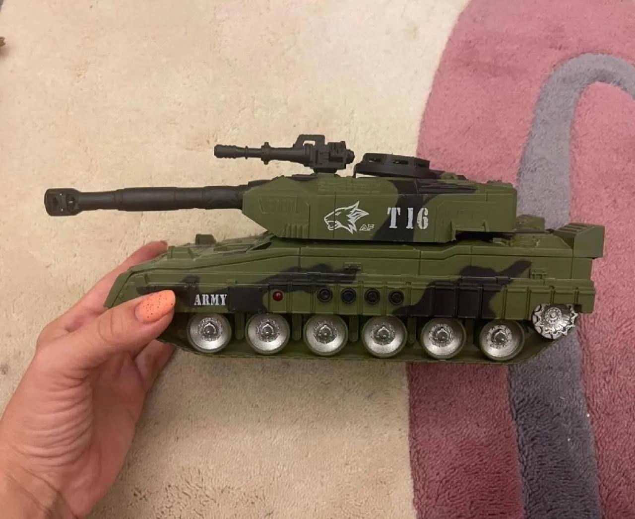 Игрушечный танк с танкистом со звуковыми эффектами