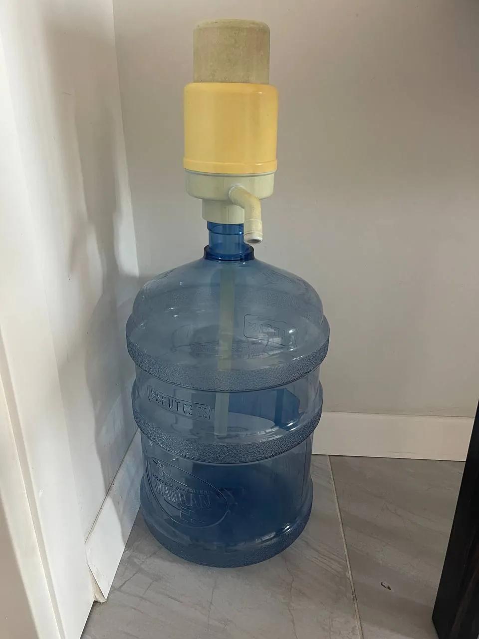 Бутыль для воды с ручной помпой