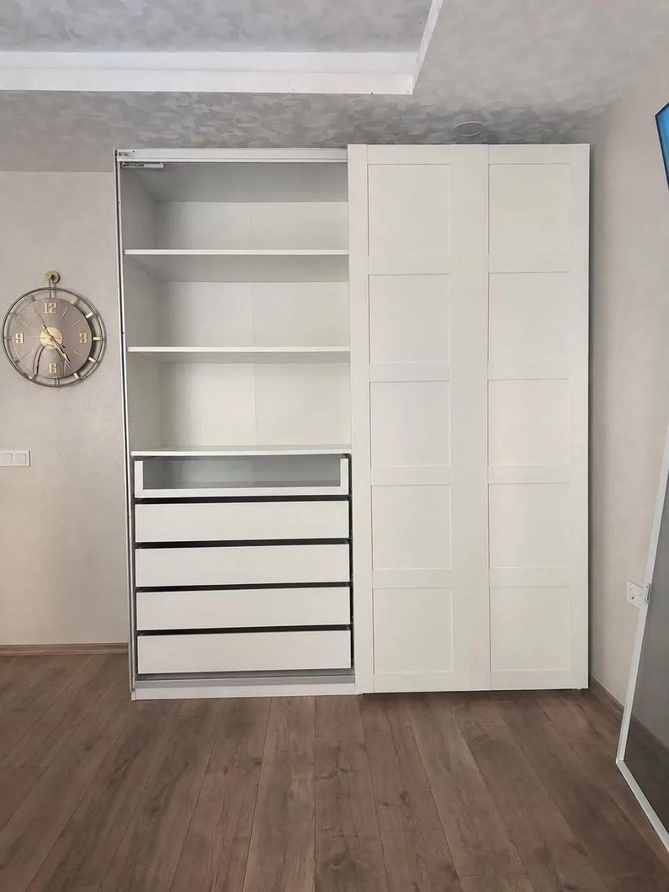 Большой белый шкаф с небольшими царапинами