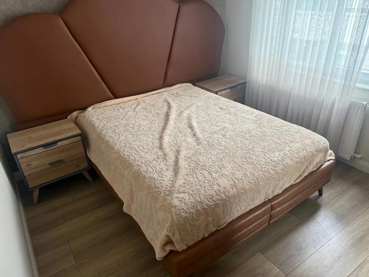 Двуспальная кровать с тумбочками и матрасом