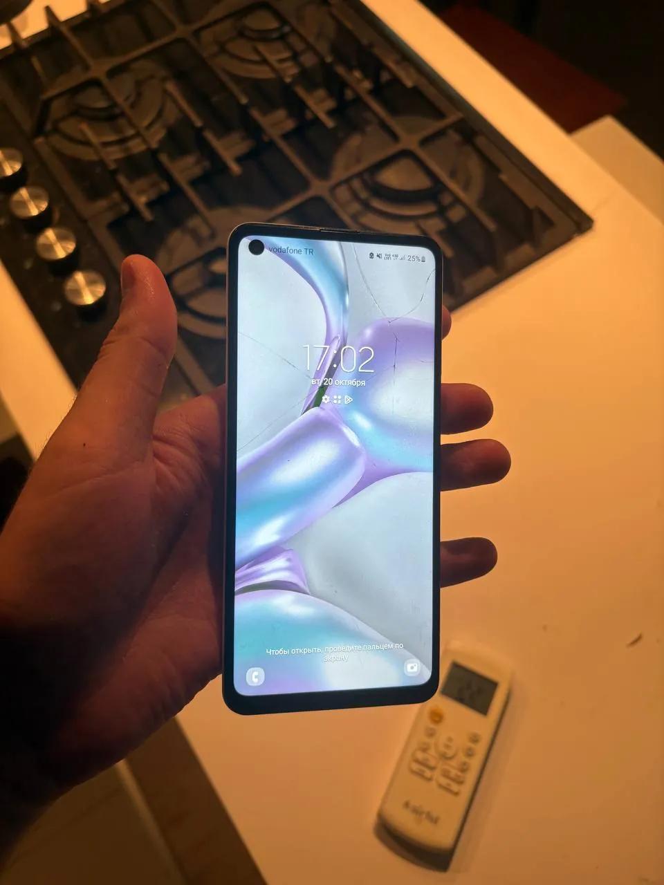 Смартфон Samsung с небольшим сколом корпуса