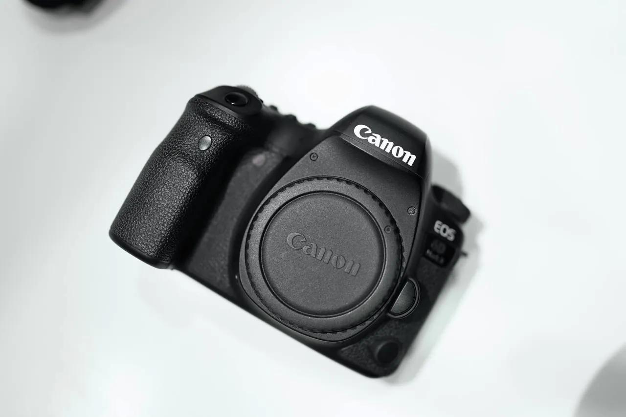Фотоаппарат Canon 6D Mark II с объективом