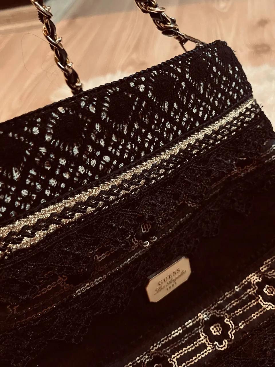 Сумка ручной работы в стиле Guess