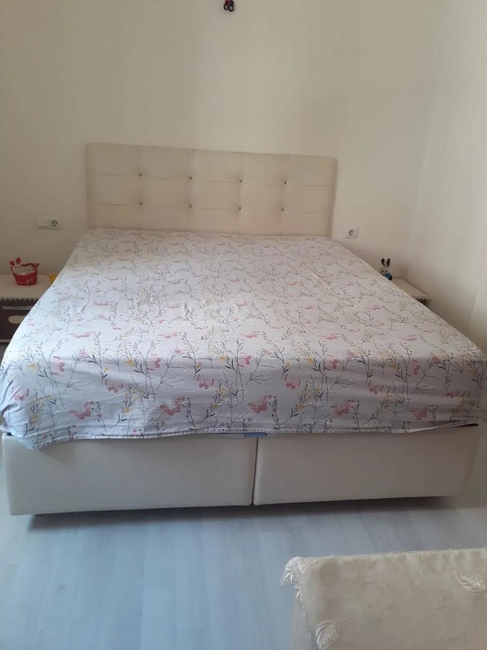Двуспальная кровать с изголовьем 160×200 см