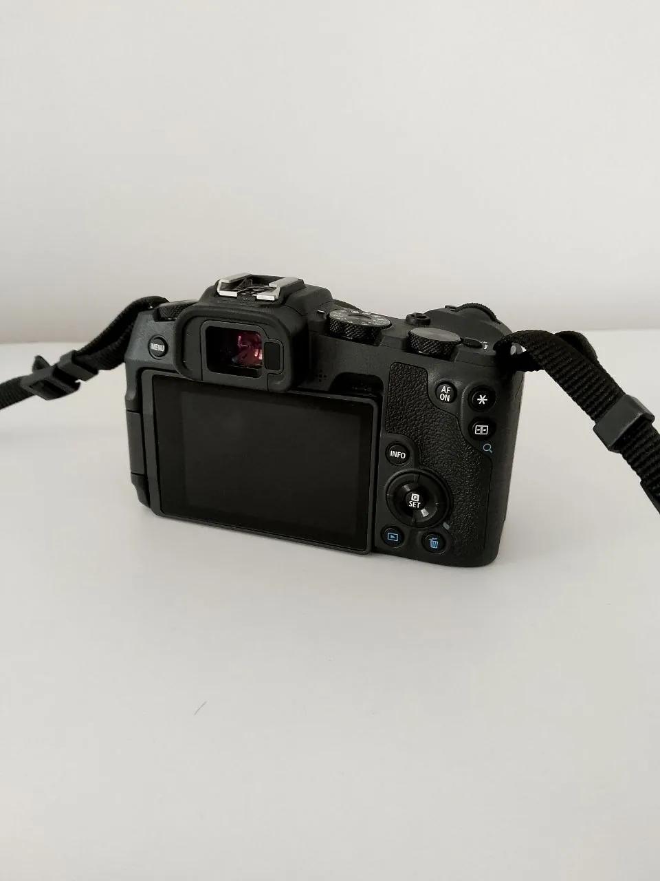 Фотоаппарат Canon EOS RP с объективом и вспышкой