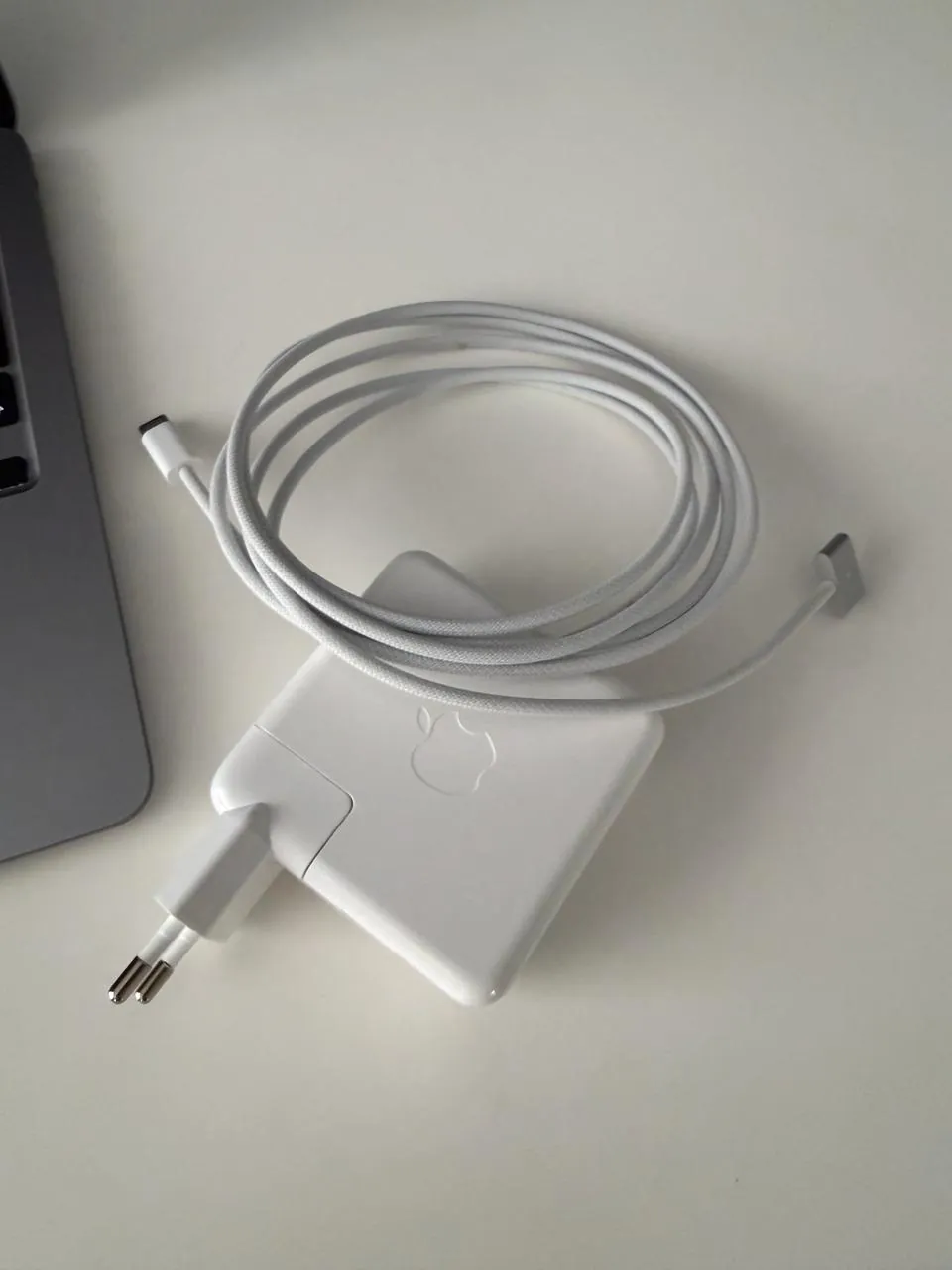 MacBook Air M2 2022, Space Gray 2