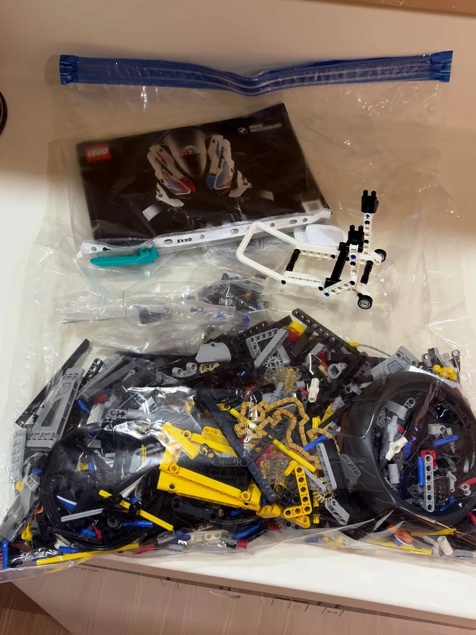 Lego Technic BMW M 1000 RR и книга 3