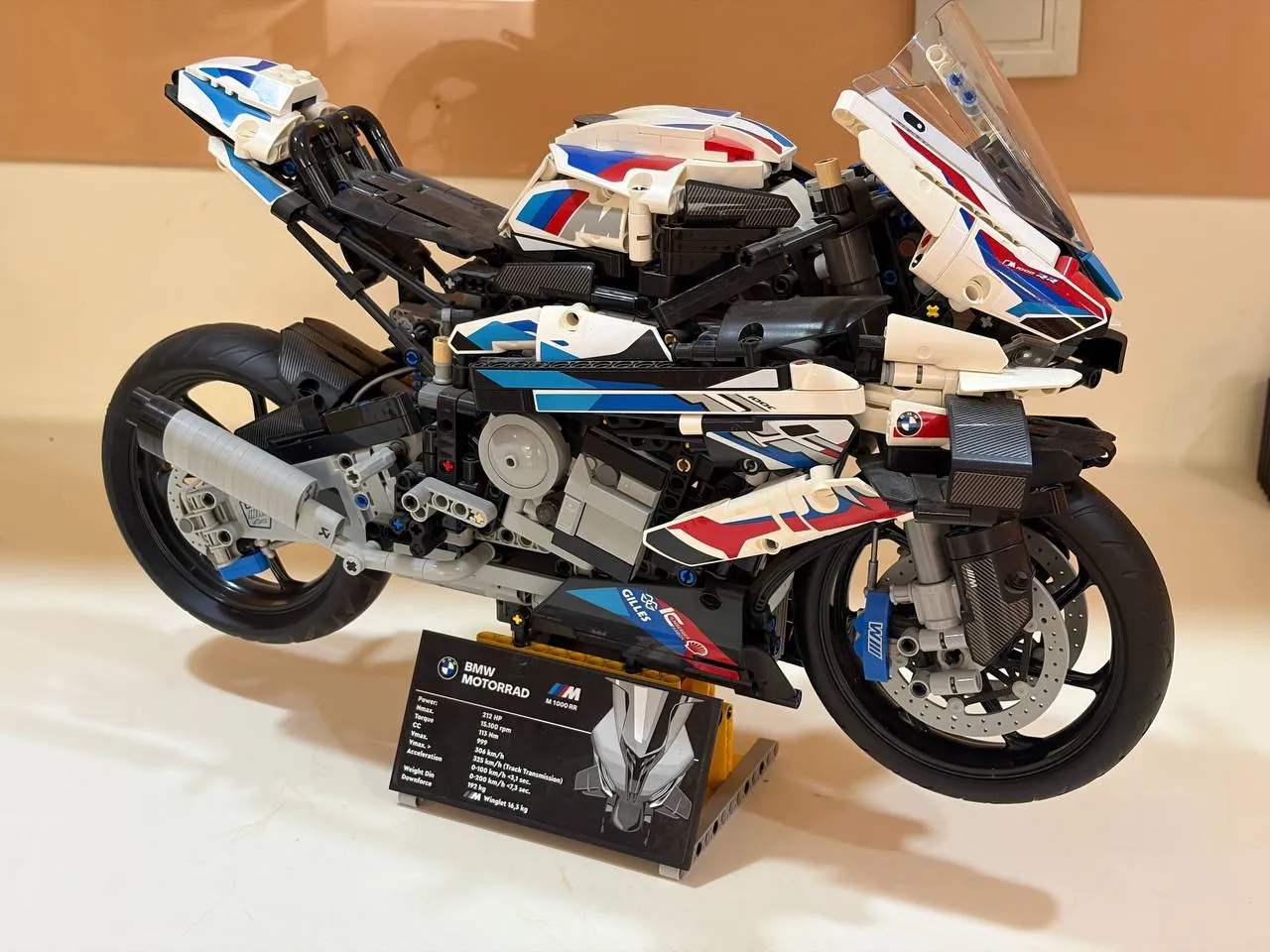 Lego Technic BMW M 1000 RR и книга 1