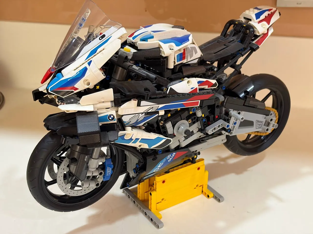 Lego Technic BMW M 1000 RR и книга 2