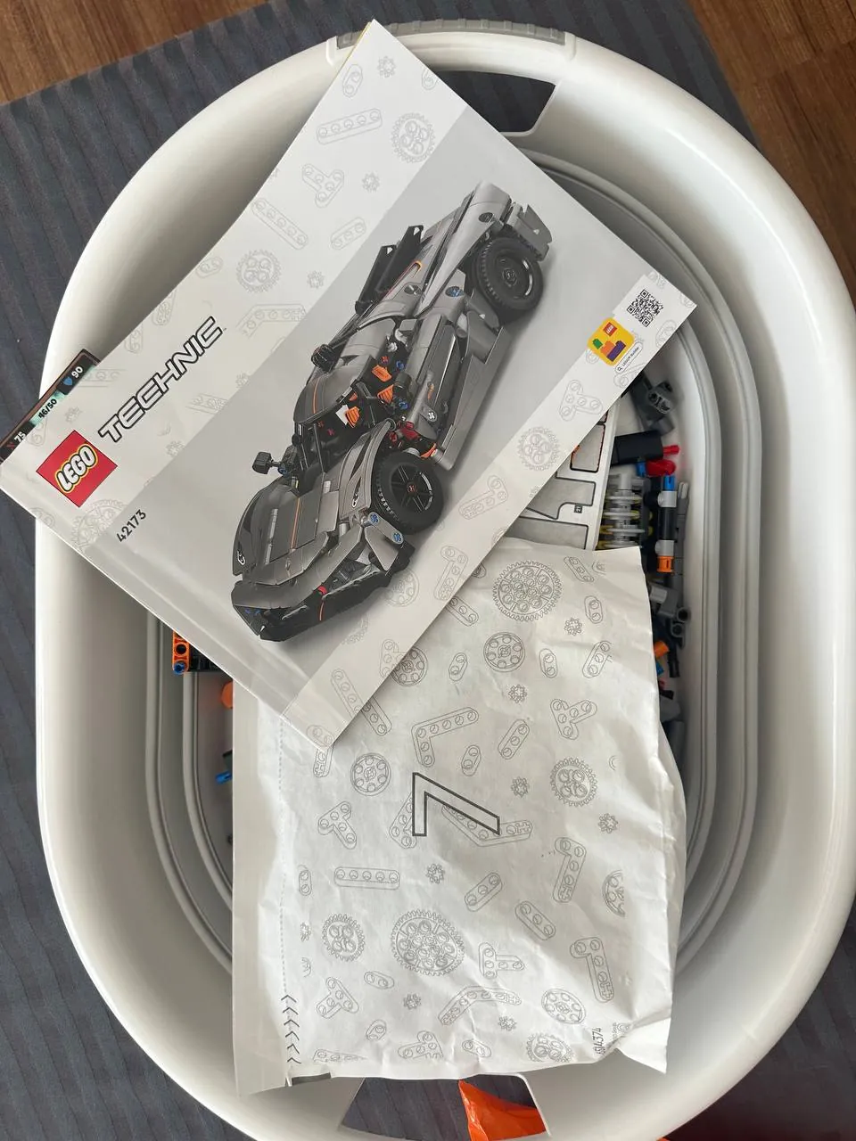 Конструктор LEGO Technic 42173 спортивная машина 3