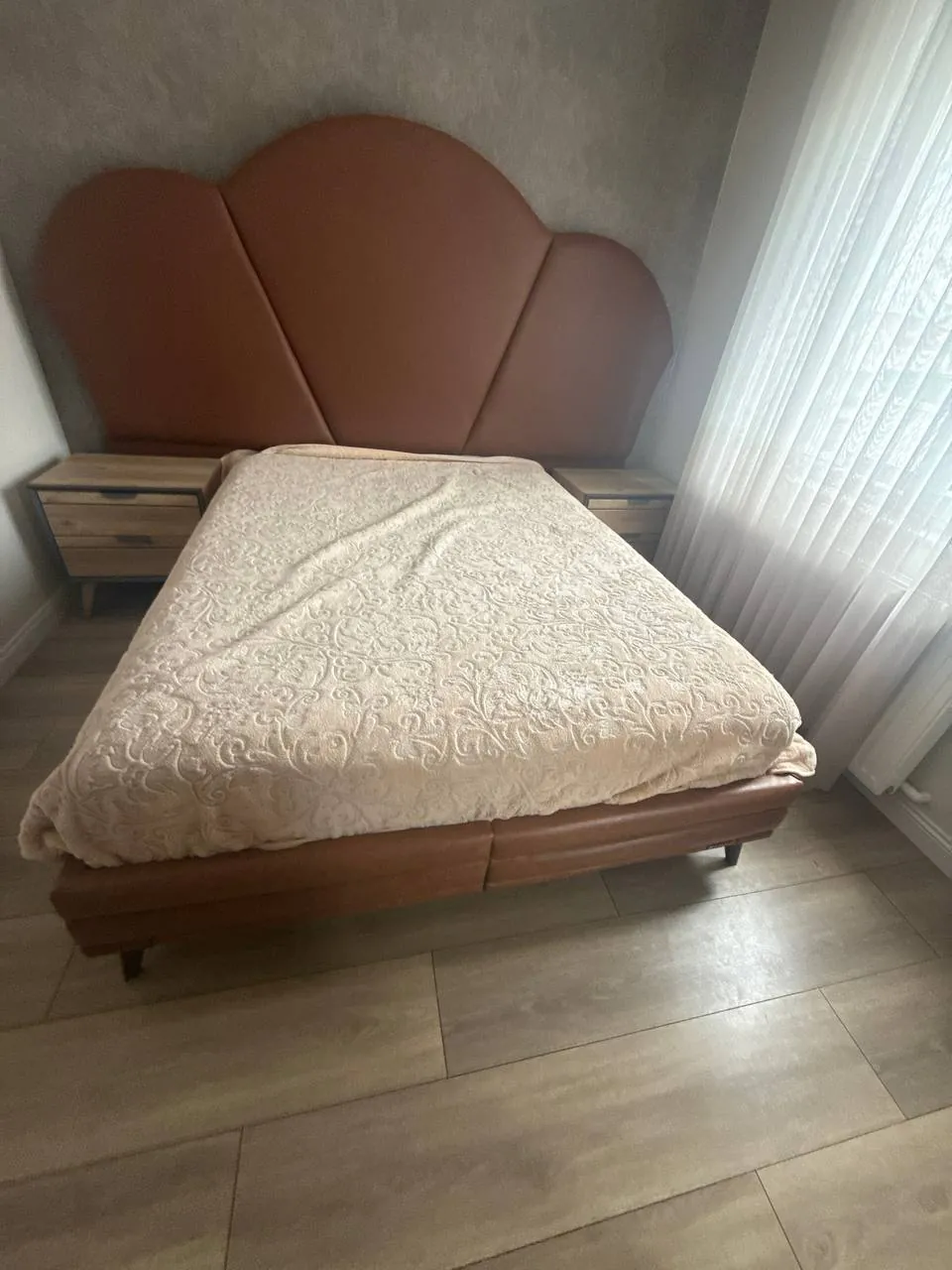 Двуспальная кровать с тумбочками и матрасом 2