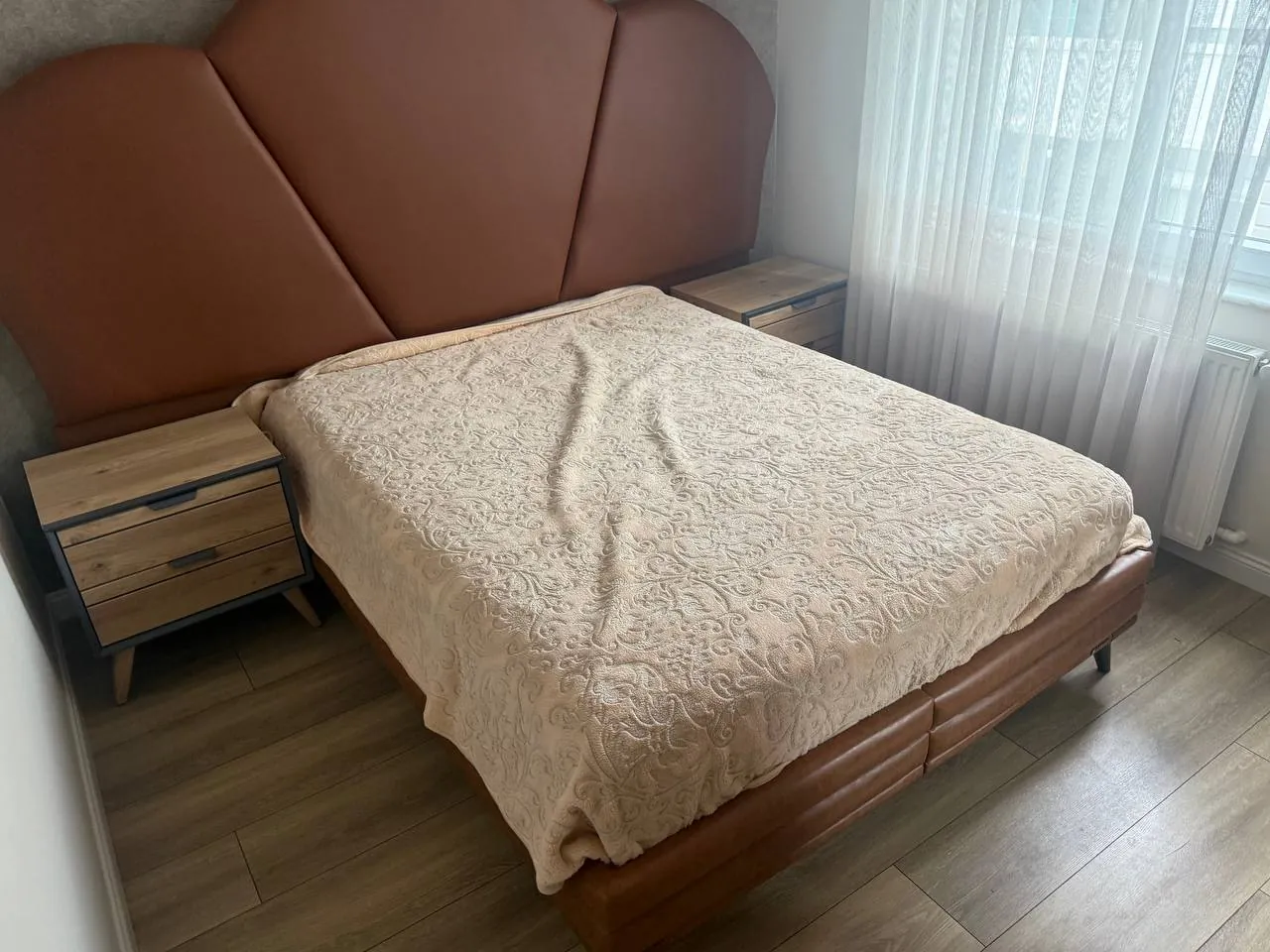Двуспальная кровать с тумбочками и матрасом 1