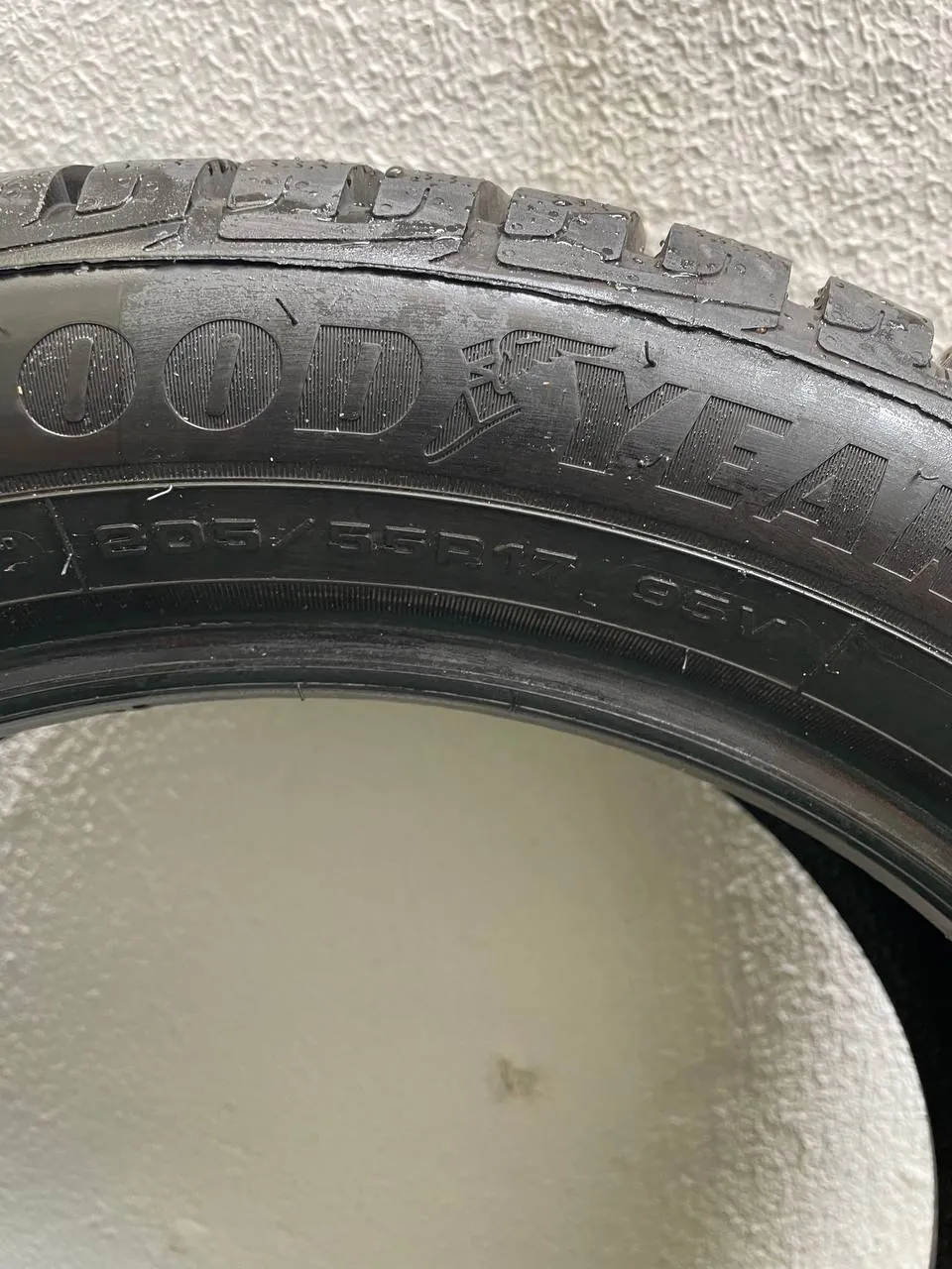 Зимняя резина Goodyear 205/55 R17, комплект 3