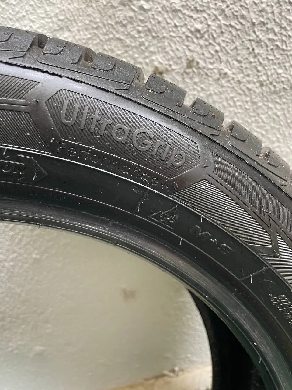 Зимняя резина Goodyear 205/55 R17, комплект 5