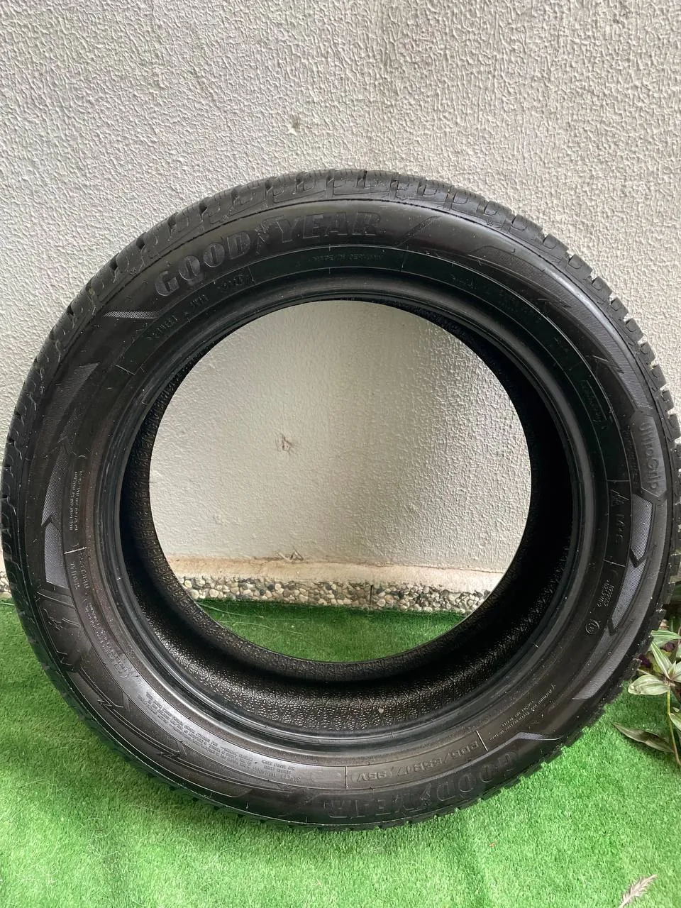 Зимняя резина Goodyear 205/55 R17, комплект 1