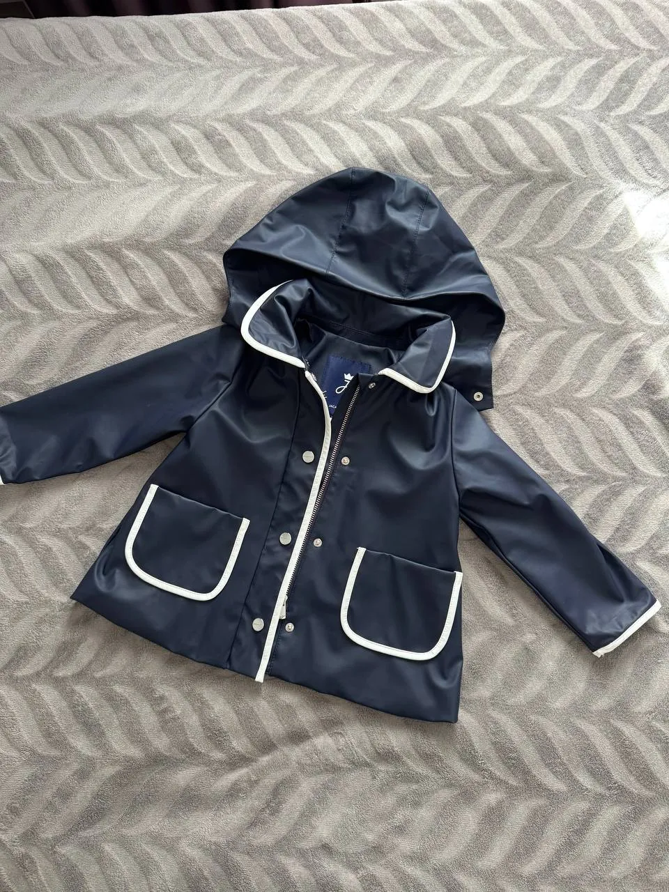 Куртка Burberry и плащ Jacadi для ребёнка 3
