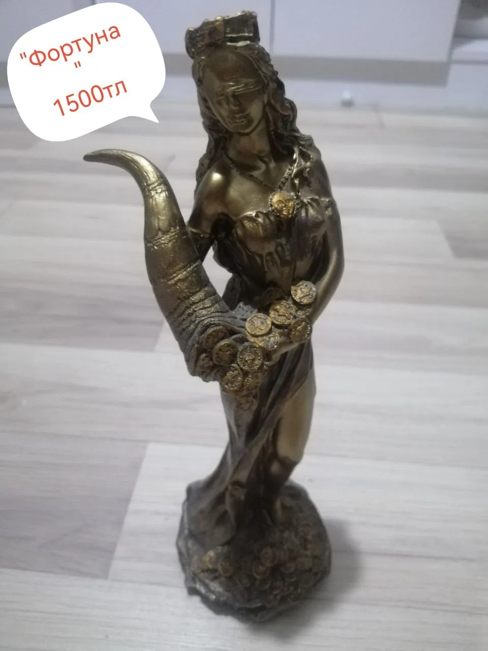 Распродажа сувениров разных видов 10