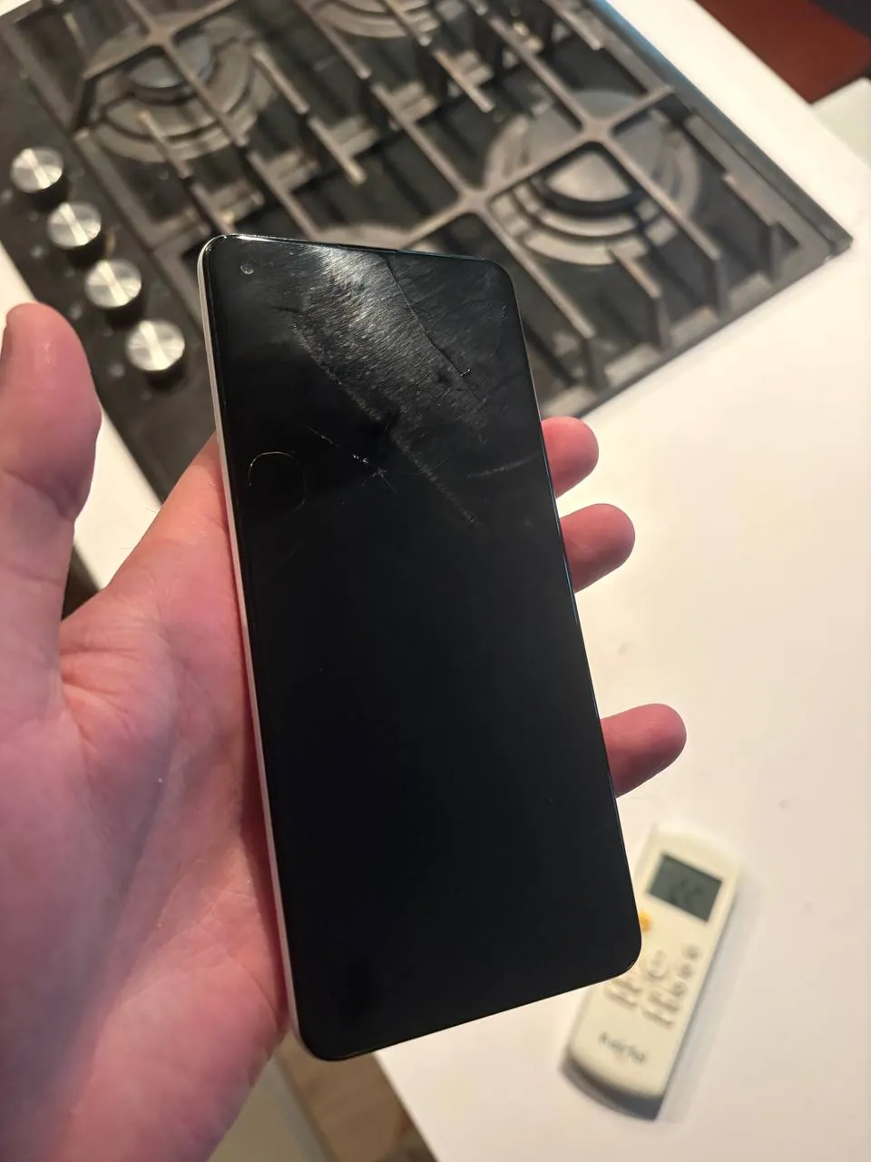 Смартфон Samsung с небольшим сколом корпуса 2