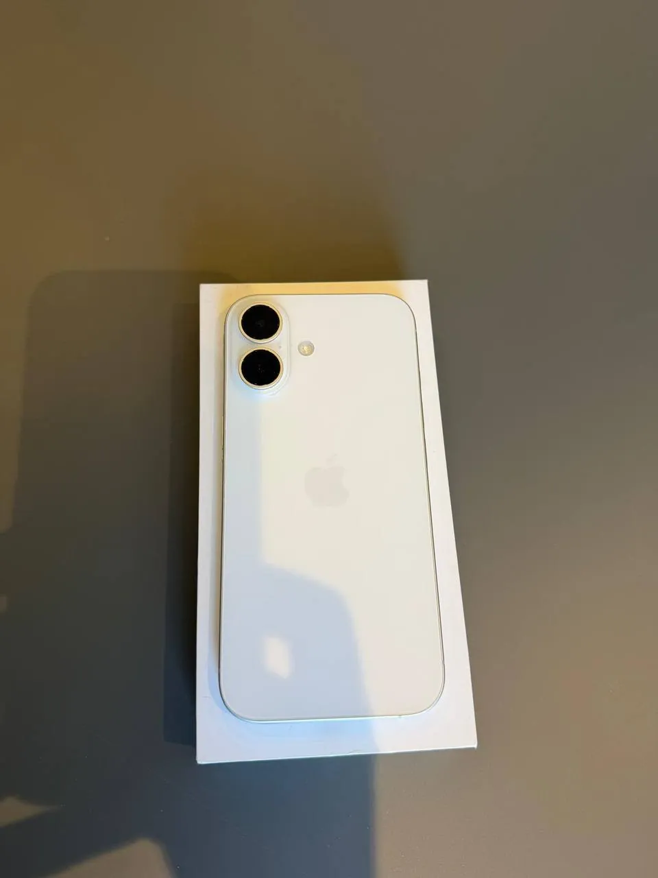 IPhone 16 128 ГБ белого цвета 3