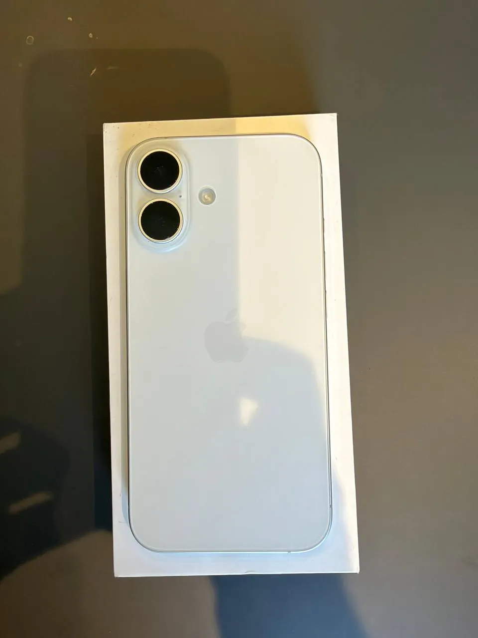 IPhone 16 128 ГБ белого цвета 1