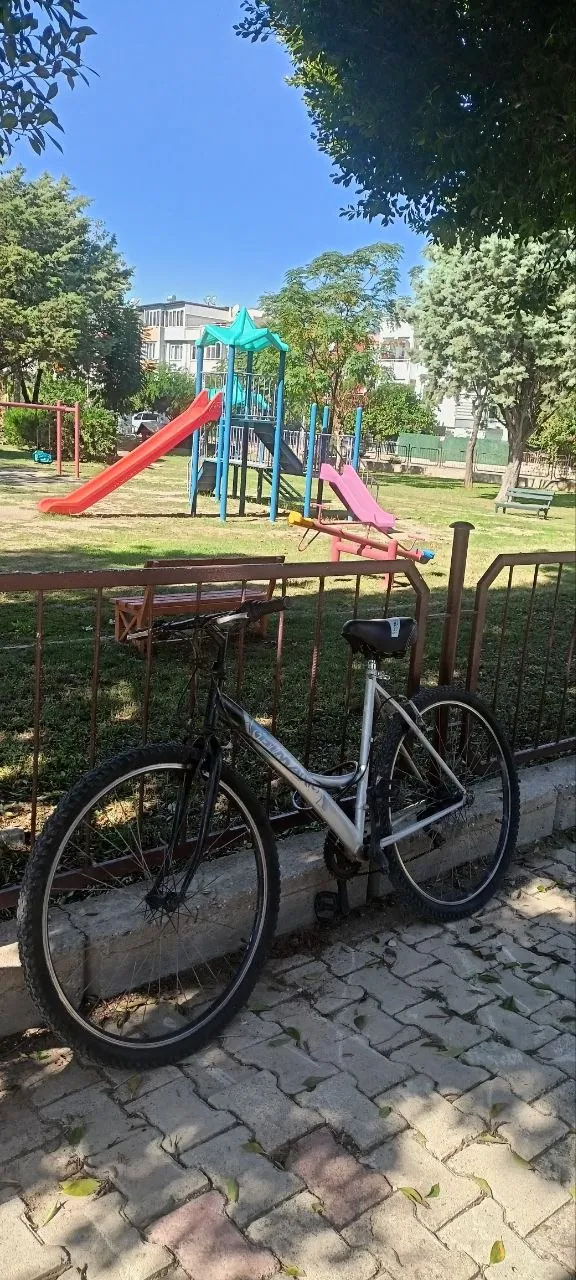 Велосипед с новой резиной в районе Лара 2