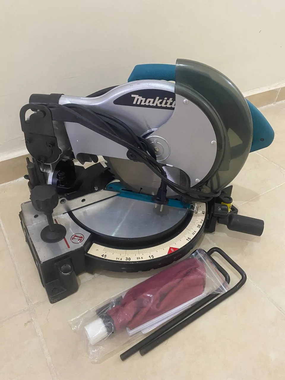 Торцовочная пила Makita MLS100 3