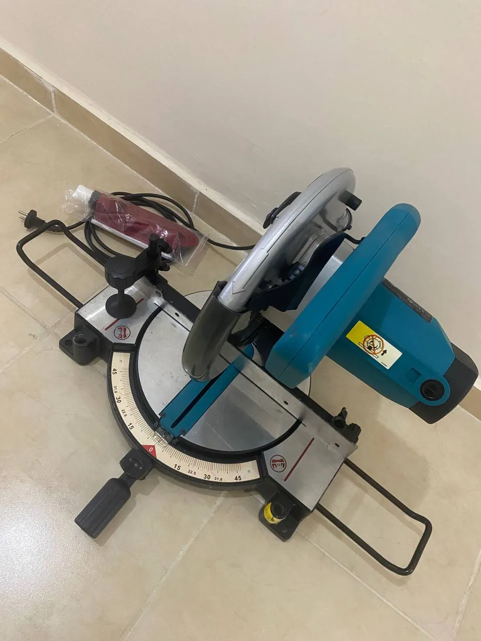 Торцовочная пила Makita MLS100 2