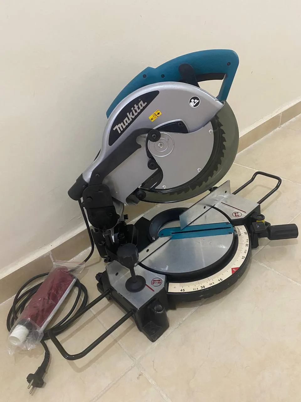 Торцовочная пила Makita MLS100 1